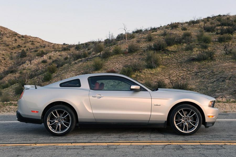  Ford Mustang GT 2011 года  (фото 25 из 90)